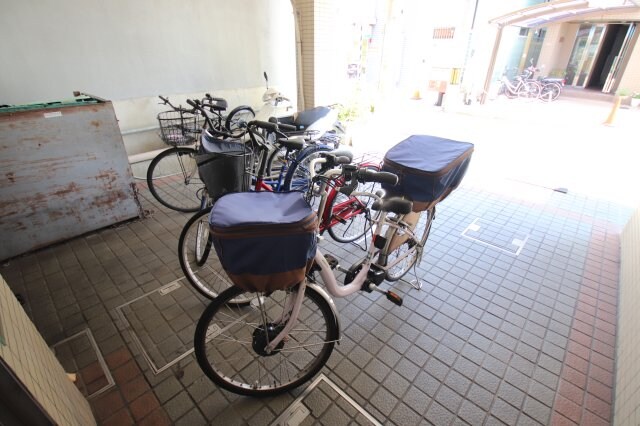 物件内観写真3　(駐輪場)
