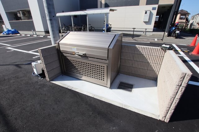 物件内観写真5　(敷地内ゴミ捨場)