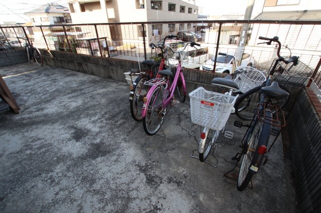 物件内観写真4　(駐輪場)