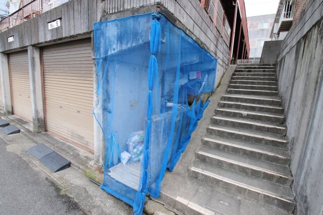 物件内観写真5　(敷地内ゴミ捨場)