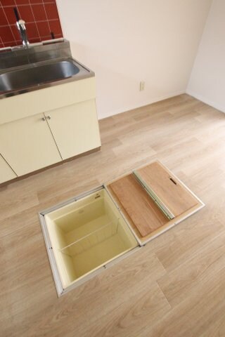 物件内観写真21　(床下収納)