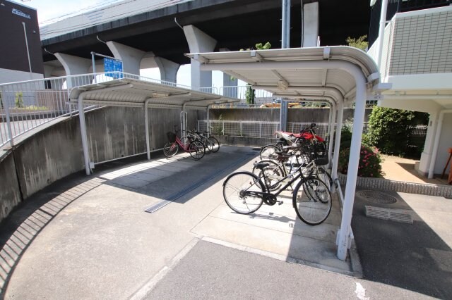 物件内観写真4　(駐輪場)