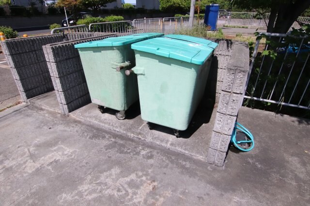 物件内観写真5　(敷地内ゴミ捨場)