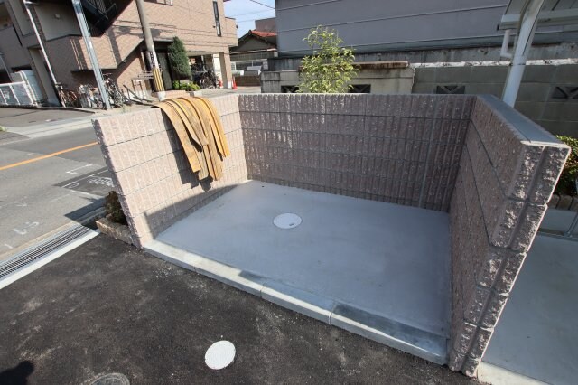 物件内観写真5　(敷地内ゴミ捨場)