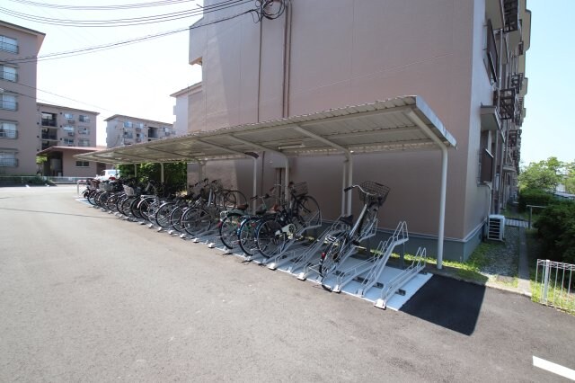 物件内観写真4　(駐輪場)