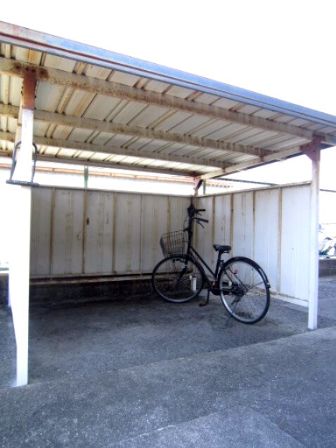 物件内観写真4　(駐輪場)