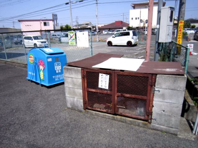 物件内観写真5　(敷地内ゴミ捨場)