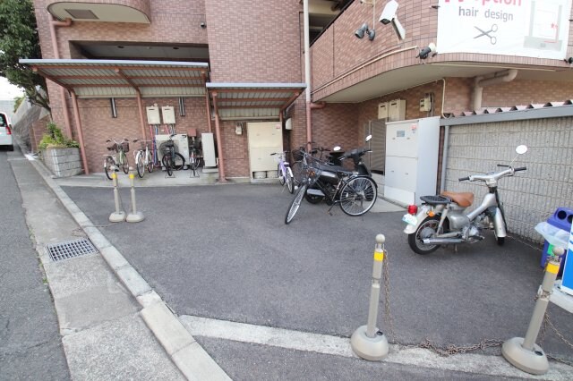 物件内観写真3　(駐輪場)