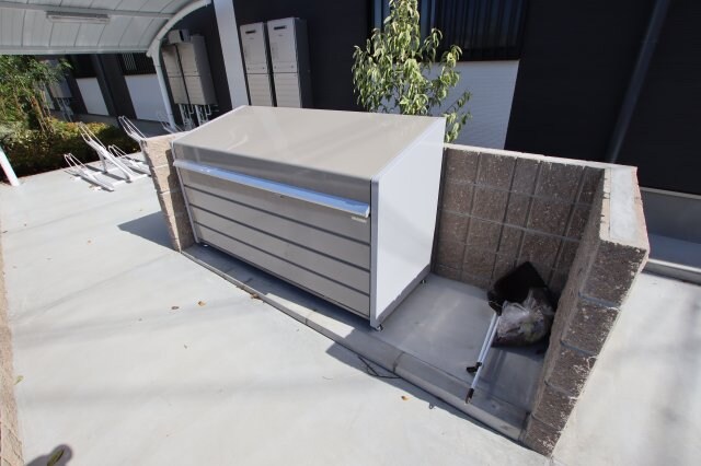 物件内観写真5　(敷地内ゴミ捨場)