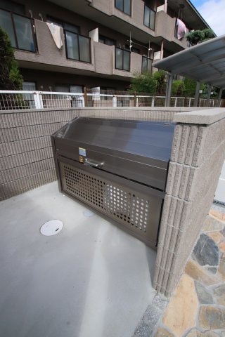 物件内観写真5　(敷地内ゴミ捨場)