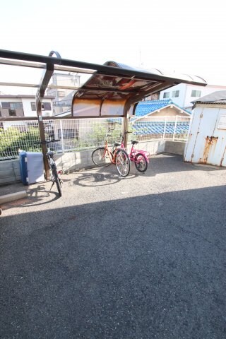 物件内観写真4　(駐輪場)