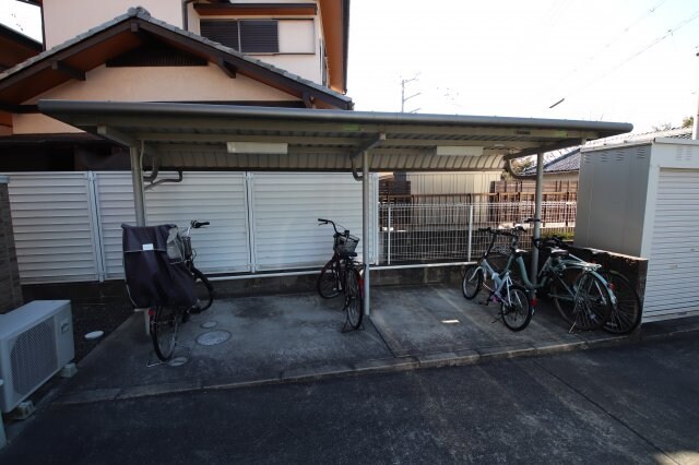 物件内観写真4　(駐輪場)
