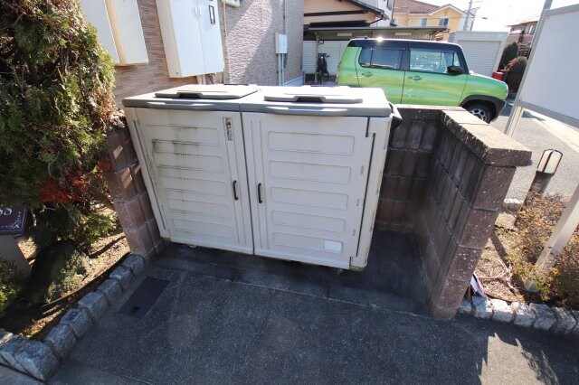 物件内観写真5　(敷地内ごみ置き場)