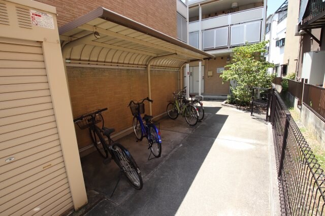 物件内観写真4　(駐輪場)