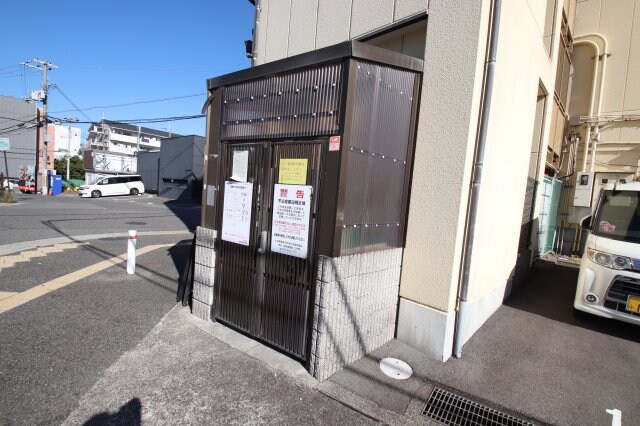 物件内観写真3　(敷地内ゴミ捨場)