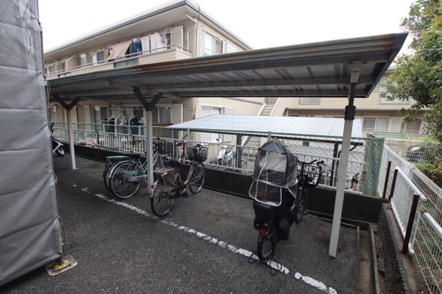 物件内観写真3　(駐輪場)