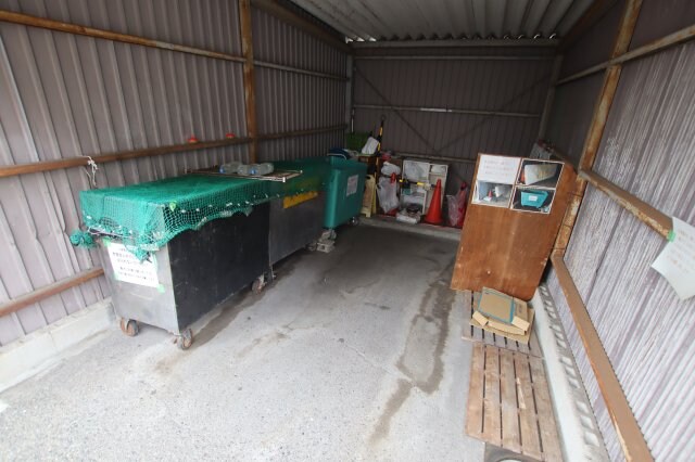 物件内観写真4　(敷地内ゴミ置き場)