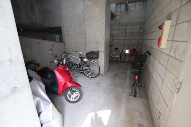 物件内観写真3　(駐輪場)