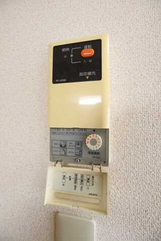 物件内観写真15　(給湯器リモコン)