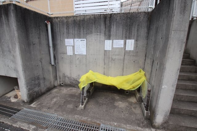 物件内観写真5　(敷地内ゴミ置き場)