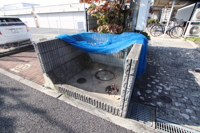 物件内観写真5　(敷地内ゴミ捨場)