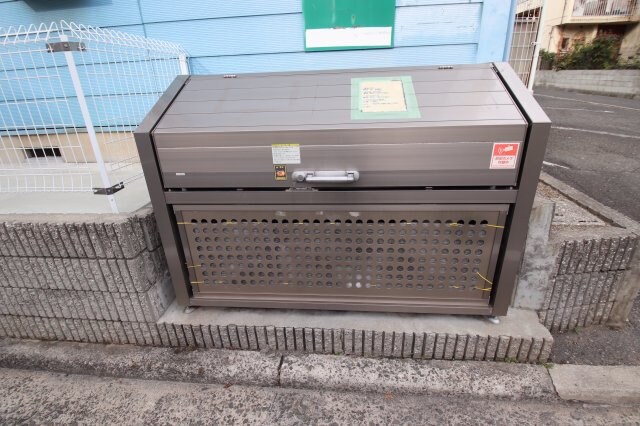 物件内観写真5　(敷地内ゴミ置き場)