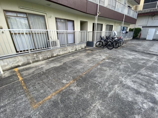 物件内観写真4　(駐輪場)