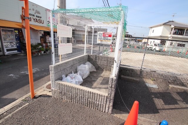 物件内観写真5　(敷地内ゴミ置き場)