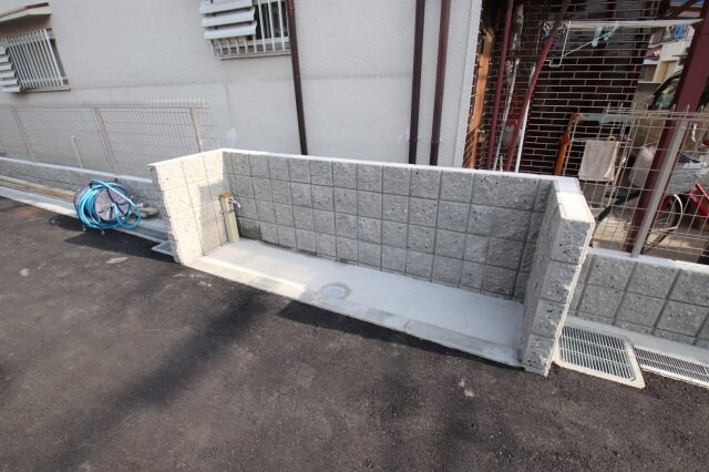 物件内観写真5　(敷地内ゴミ捨場)