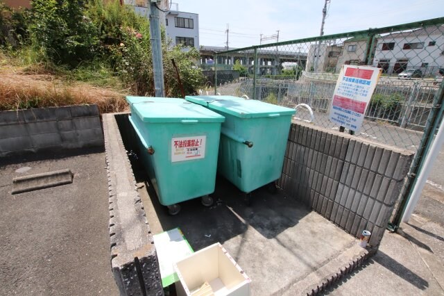 物件内観写真5　(敷地内ゴミ置き場)