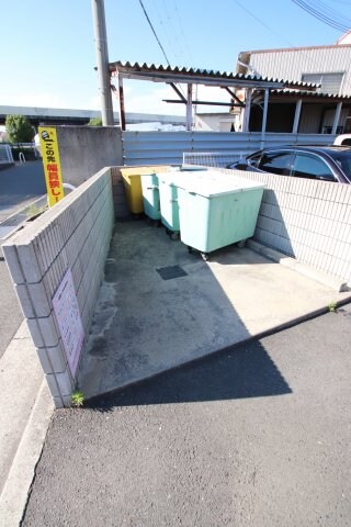 物件内観写真6　(敷地内ゴミ捨場)