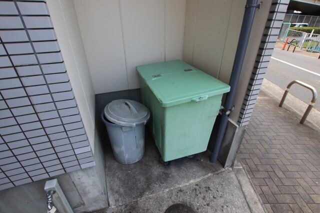 物件内観写真5　(敷地内ごみ置き場)