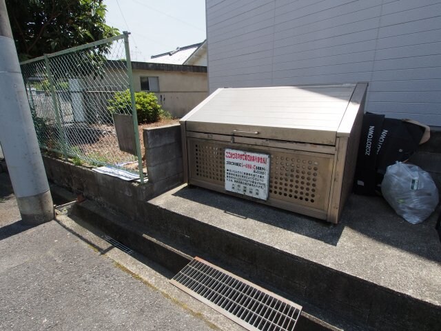 物件内観写真4　(敷地内ゴミ捨場)