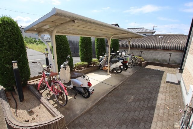 物件内観写真4　(駐輪場)