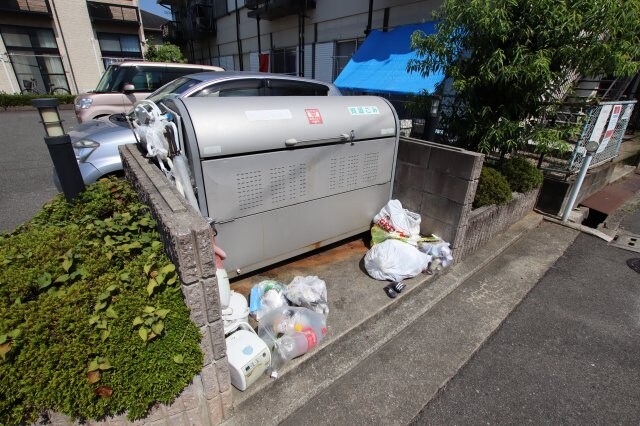 物件内観写真5　(敷地内ゴミ置き場)