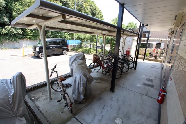 物件内観写真4　(駐輪場)