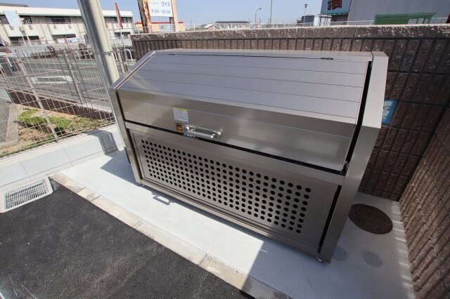 物件内観写真5　(敷地内ゴミ捨場)