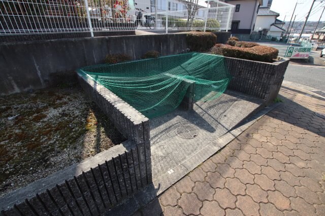 物件内観写真5　(敷地内ゴミ捨場)