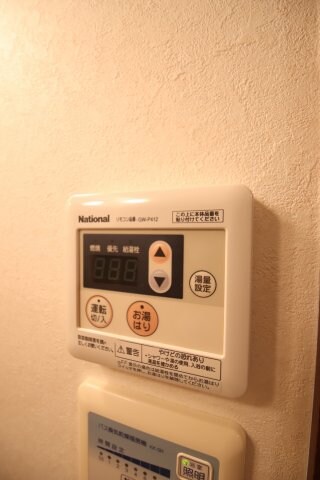 物件内観写真12　(給湯器リモコン)