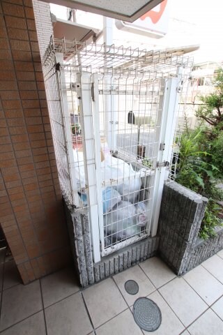 物件内観写真3　(敷地内ゴミ捨場)