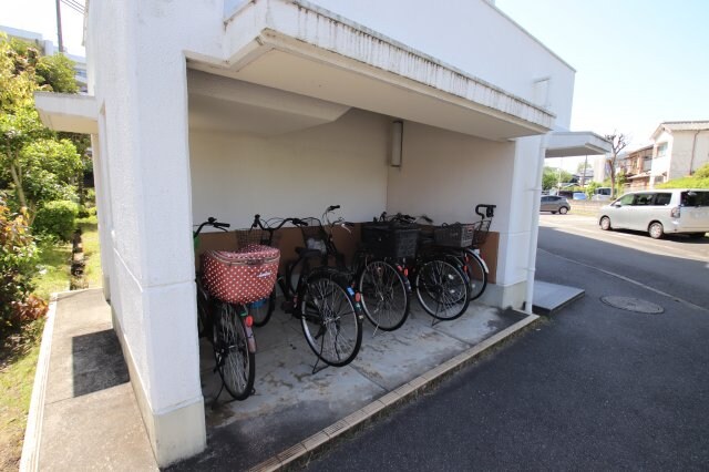 物件内観写真4　(駐輪場)