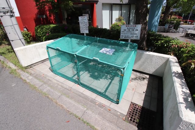 物件内観写真5　(敷地内ゴミ置き場)