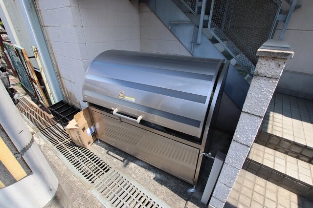 物件内観写真3　(敷地内ゴミ捨場)