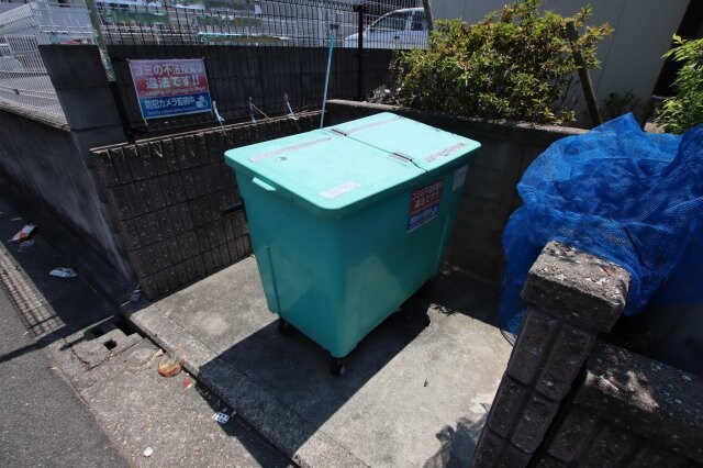 物件内観写真5　(敷地内ゴミ置き場)