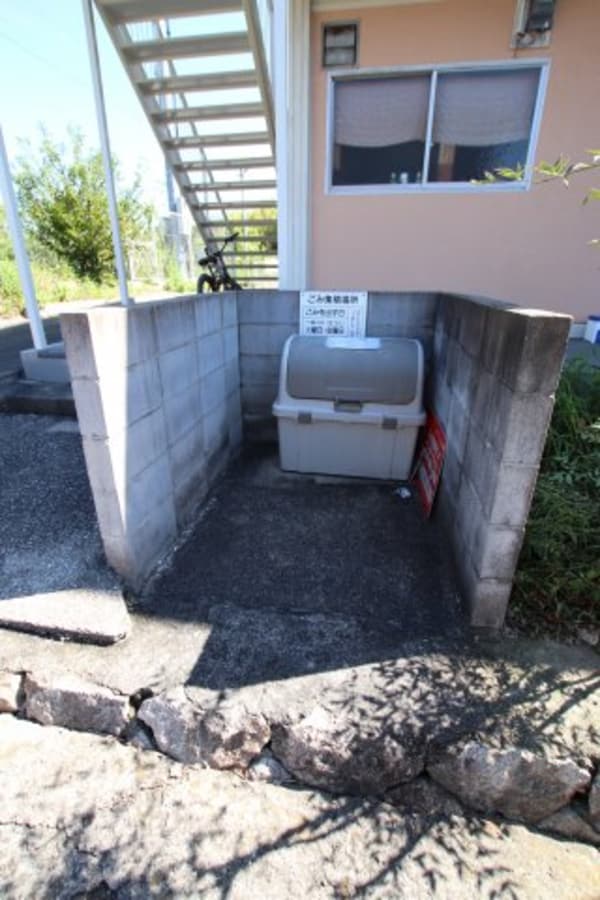 建物設備(敷地内ゴミ捨場)