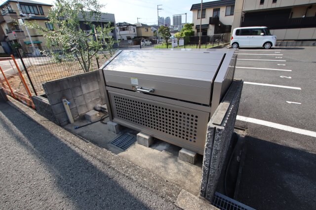 物件内観写真5　(敷地内ゴミ置き場)