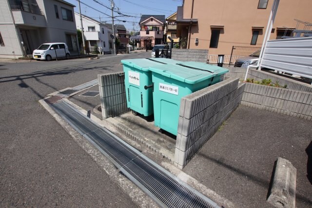 物件内観写真5　(敷地内ゴミ捨場)