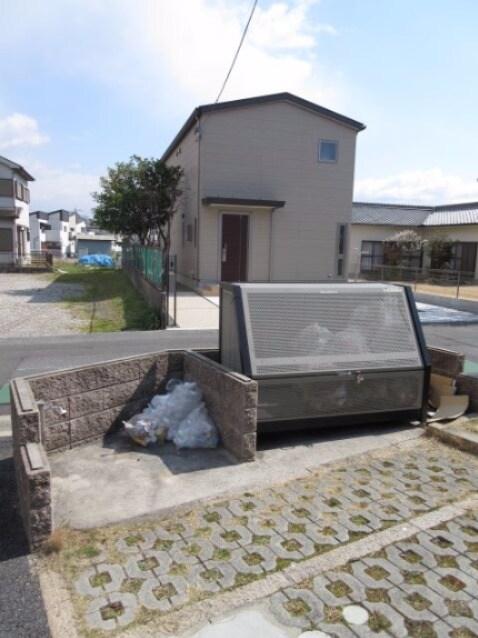 物件内観写真5　(敷地内ゴミ置き場)