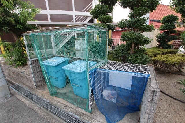 物件内観写真5　(敷地内ゴミ置き場)