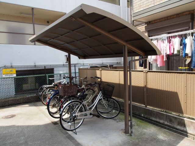 物件内観写真4　(駐輪場)